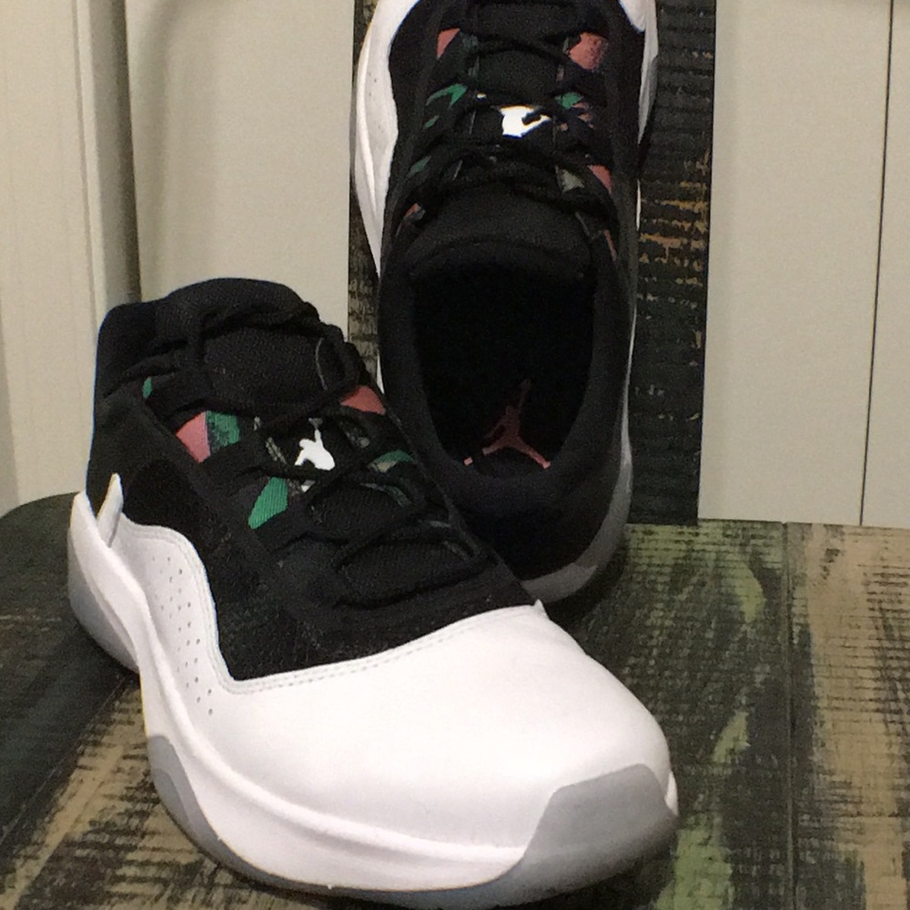 Air Jordan 11 CMFT Low size 8.  White Black.  Like New Quality.  Authenticated